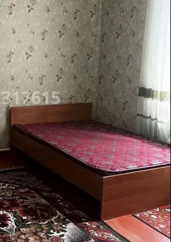 Кровать полуторка с хорошим ортопедическим матрасом.