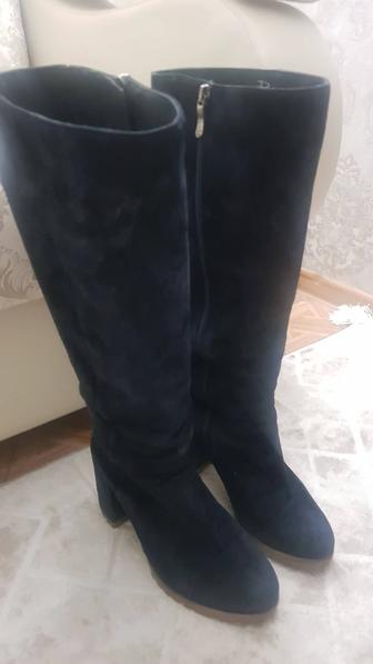 Зимние сапоги натуральная замша и мех 39 р. темно синие.