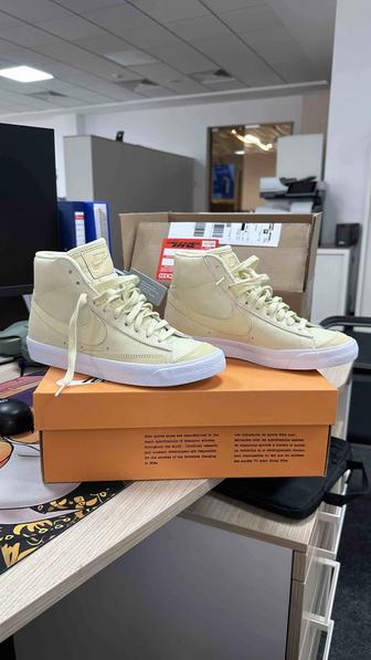 Nike Blazer Mid PRM 39 размер желтый