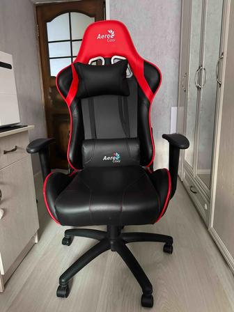 Игровое компьютерное кресло