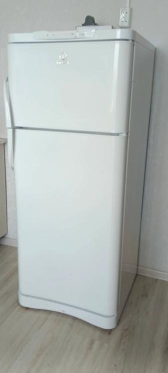 Продам холодильник indesit