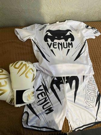 Костюм и перчатки для единоборства