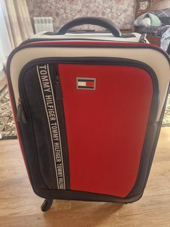 Продам новый чемодан