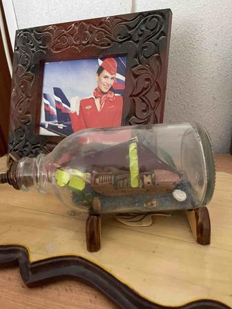 Қолдан жасалған ағаш сувенир жанына сурет қояды