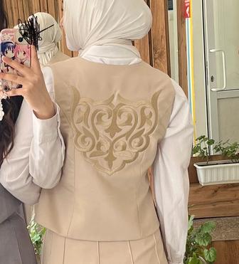 Жилет с орнаментом