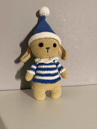 вязанный зайчик в шляпка