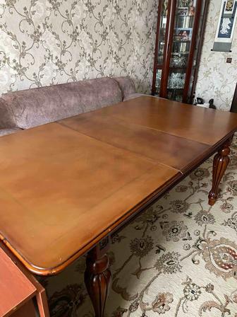 Деревянный стол и стулья