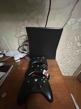 Xbox 360 в отличном состоянии с играми