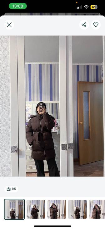 Женская зимняя куртка в бордовом модном цвете.