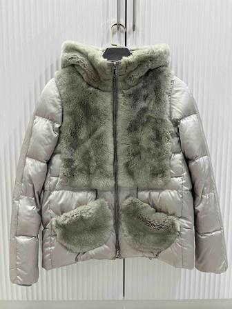 Продам зимнюю пуховую куртку с натуральным мехом шиншиллы.
Мех на капюшон