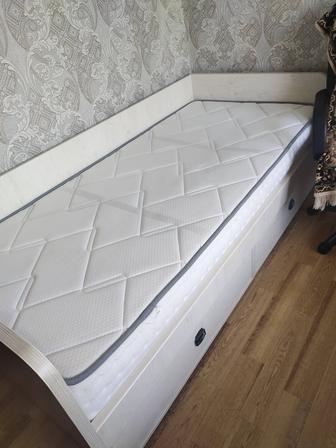 Продам 2(две) одинаковые кровати в комплекте с матрасами.