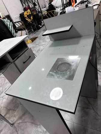 Маникюрный стол