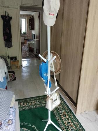 Продам вешалку напольную.Новая.Белая