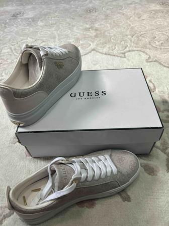 Продаются женские кеды GUESS.