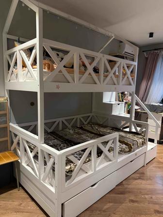 Детская двухъярусная кровать и матрасы