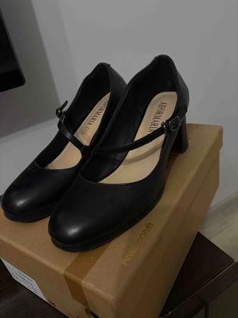 Женские черные туфли