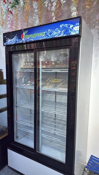 Срочно продам витринный холодильник