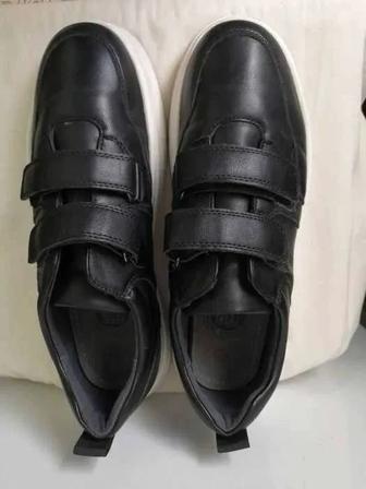 ПРОДАМ ДЁШЕВО кроссовки, 100% кожа, Италия, размер 40 (26,5см) бу