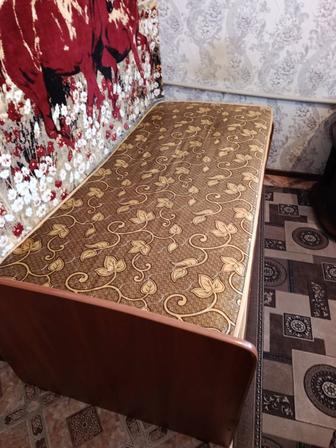 Кровать б/у с двумя матрасами