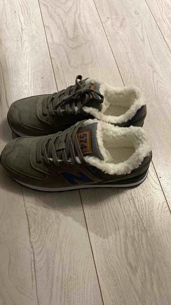Кроссовки новые с мехом