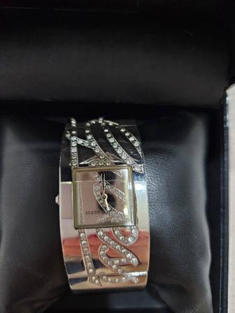 Женские часы GUESS