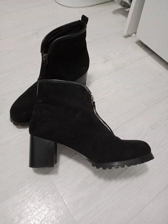 Отдам женские ботинки черные