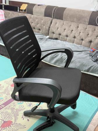 Продам компьютерное кресло почти новое !!!