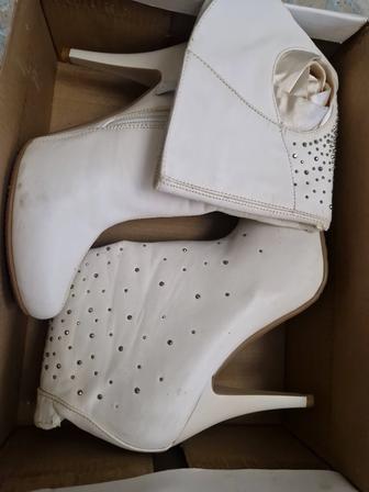 Белые сапоги на каблуках