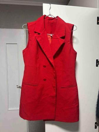 Продам красный жилет классика