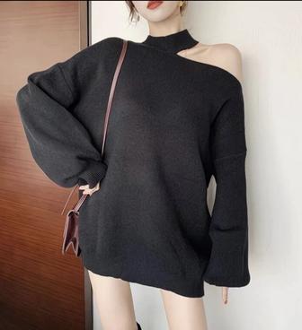 свитер черный с открытым плечом