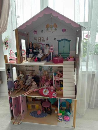 Продам кукольный дом. В отличном состоянии. Высота- 1,15 см, ширина-70см.