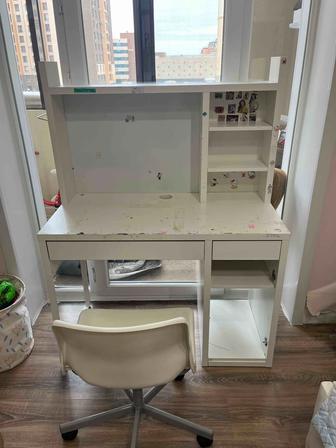 Продаю рабочий стол, стул и детский столик с стульчиком.