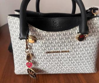 Сумка Michael Kors.