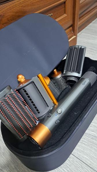 Dyson стайлер