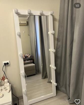 Продам срочно напольное белое зеркало с подсветкой (лампочки).