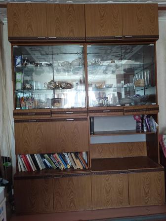 Б/У сервант, трюмо,тумбочки