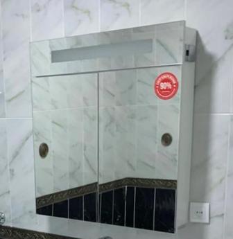 Зеркальные шкафчики с подсветкой