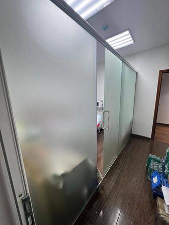 Стеклянная межкомнатный перегородка