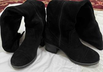 черных замшевых ботфортов на низком каблуке.