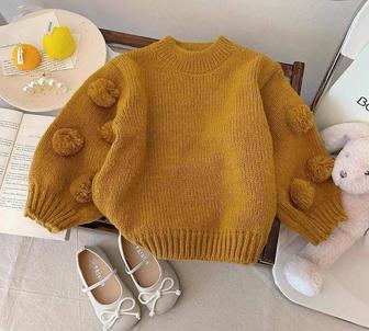 Свитер с помпонами