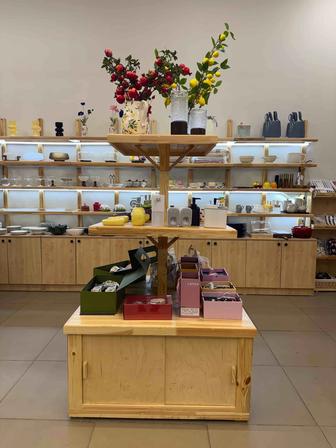 Деревянный стеллаж с рабочими нижними полками