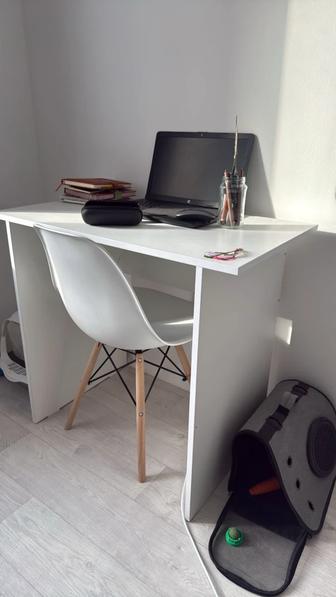 Рабочий стол со стулом