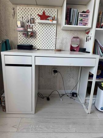 Продам детский стол в отличном состоянии IKEA