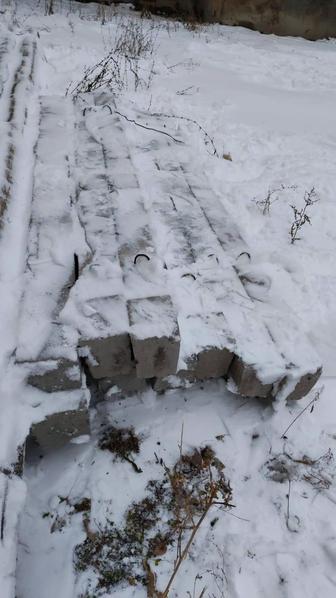 Деревянные опоры вместе с бетонными пассынками