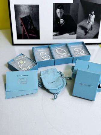 Tiffany браслет из бусин с подвеской в форме сердце. Проба 925 серебро