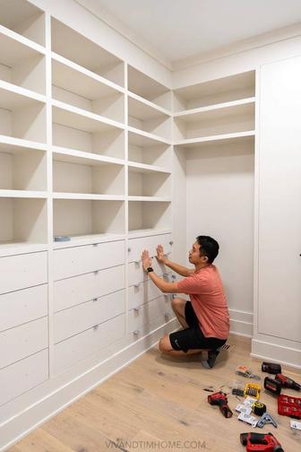 Услуги мебельщик-сборщик мебели.Разборка и сборка, а так же ремонт мебели.