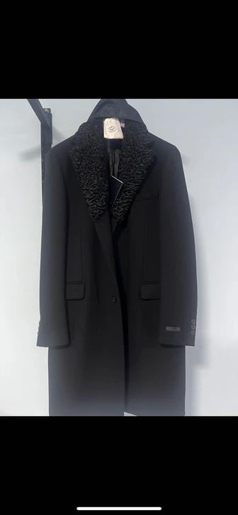 Продам пальто Италия Prada в оригинале. Пальто шикарное, новое.
