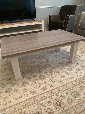 Стол и журнальный столик из натурального дерева