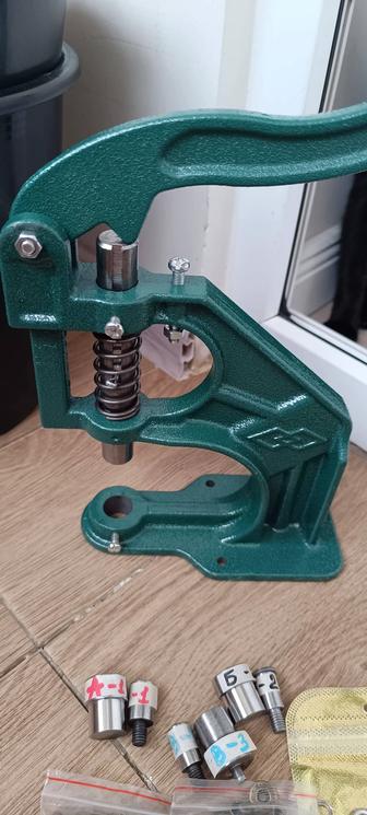 Пресс для кнопок