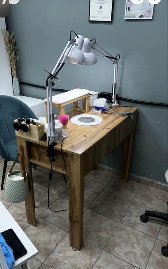 Продам маникюрный стол с вытяжкой